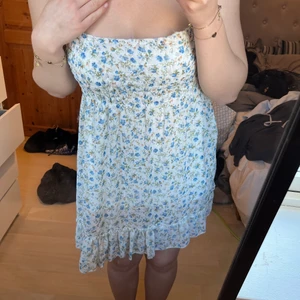 Vit klänning med blåa små blommor  - Jättesöt sommarklänning, super söt går precis över knäna. 