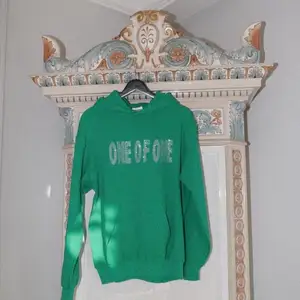 INTRESSEKOLL!!! Kommer eventuellt sälja min gröna limited hoodie från one of one. Är osäker så säljer endast om jag blir nöjd med priset. Köpte för 1000 och har använts fåtal gånger. Är många intresserade blir det budgivningen. Tänker börja från 1000 eftersom den inte säljs längre. (Säljer en till one of one hoodie i en annan annons)