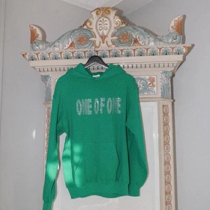 One of one hoodie - INTRESSEKOLL!!! Kommer eventuellt sälja min gröna limited hoodie från one of one. Är osäker så säljer endast om jag blir nöjd med priset. Köpte för 1000 och har använts fåtal gånger. Är många intresserade blir det budgivningen. Tänker börja från 1000 eftersom den inte säljs längre. (Säljer en till one of one hoodie i en annan annons)