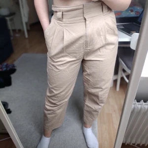 Slacks  - Fina beige slacks. Sparsamt använda och ännu finare när de får en omgång med strykjärnet. 🥰 Kan mötas upp i Lund och Staffanstorp eller frakta. 