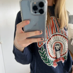 Sweatshirt - Säljer denna coola sweatshirt köpt secondhand på pop butique i Malmö! Står ingen storlek men passar en XXS-S❣️ Säljer för 100kr+frakt, går att disskutera❣️