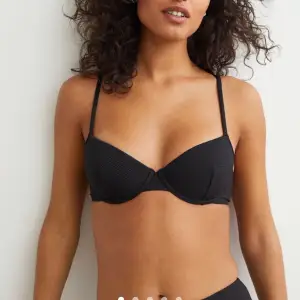 Helt ny svart bikini överdel från H&M som tyvärr är för liten för mig, den är i storlek 75C men lite liten i kupan💗💗