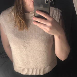 Beige väst från H&M  - Säljer denna väst som används en gång. Den är i bra skick och jätte snygg och skön. Storlek M. 80+frakt 🤍