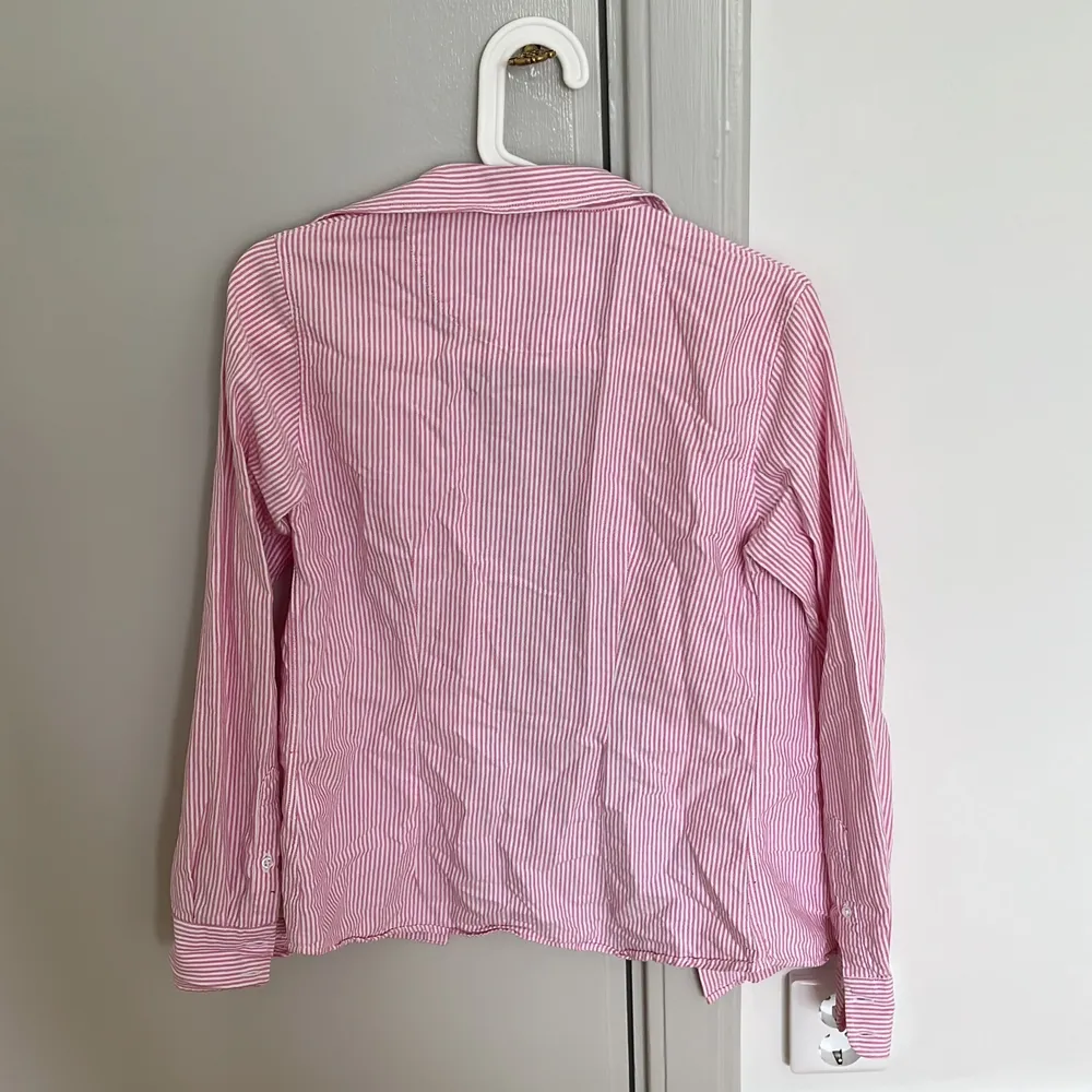 Rosa boomerangskjorta perfekt till sommaren, behövs såklart strykas 💘SISTA KÖPDAGEN ÄR FREDAG FÖRMIDDAG ❌. Skjortor.