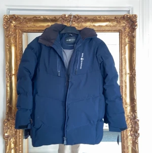 sail raicing jacka - Har använt få tal gånger, säljer pga inte min stil längre men jätte fin, går ner till nästan jalva låren och jag e 166. kostade 3999 när den köptes, priset kan diskuteras! 