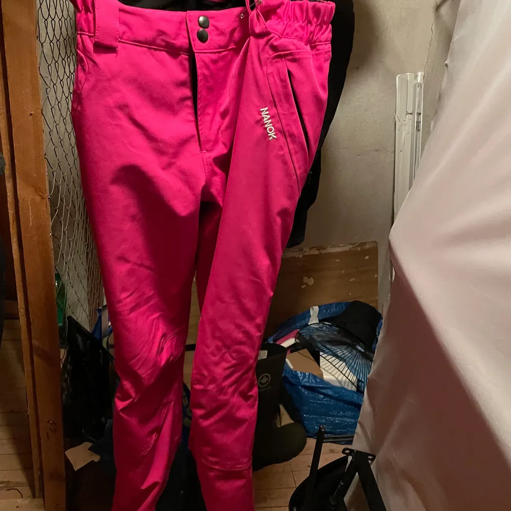 Täckbyxor rosa, märke Nanok.                                                Storlek 40, pris 150 kr.                                                    Kan skickas mot fraktkostnad . Jeans & Byxor.