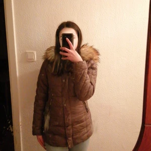 Jacka - En bra vinterjacka eller vårjacka som jag rekommenderar om man söker efter pälsjacka ✨