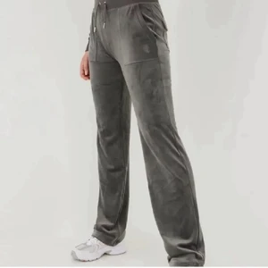 juicy couture byxor  - säljer mina juicy byxor i storlek s. Använda kanske 4 gånger tvättade endast en gång, som nya. säljer vid bra bud men kan också tänka mig byta mot juicy byxorna i färgen regatta i xs eller s. KÖP DIREKT 1300 kr om inte budet går upp över!