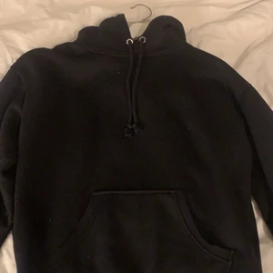 Hoodie - En svart oversized hoodie från bikbok. Används inte längre för den har blivit för stor.
