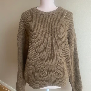 Brun stickad tröja - En super fin brun stickad tröja med lite detaljer, den använd 1-2 gånger men inte mer. Köpt för runt 500kr 