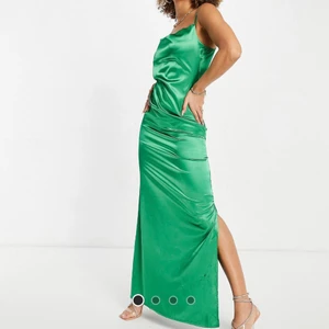 Grön satinklänning - Säljer denna MAGISKA gröna klänning då jag råkade beställa två. Prislappen sitter kvar och den är helt oanvänd. Perfekt till studentbalen eller andra festligheter!💚 (skriv privat för fler bilder!)