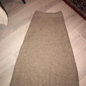 Stickad kjol  - En stickad kjol från Ginatricot! Super snygg och aldrig använd , då den tyvärr inte passar. Säljer den för 199 + frakt