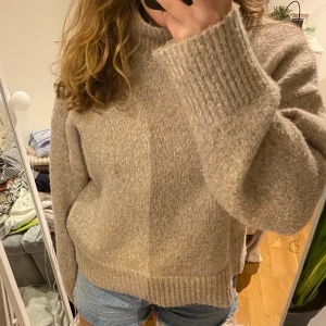 Mysig tröja med krage  - Säljer denna super mysiga tröja från HM med hög krage 