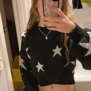 Stjärntröja! - Så cool tröja med stjärnor på! Så coola balongärmar i storlek m men är liten i storleken!