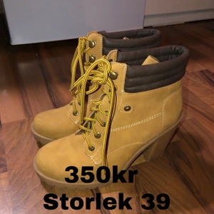 Vinter klackar  - Gula vinter klackar i ny skick! Sköna och snygga!