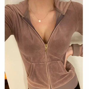 Juicy Couture zip hoodie - En ljusbrun zip hoodie från juicy couture. Storlek XS men fungerar lika bra för S. Har ett guld/rosa tryck där bak. 