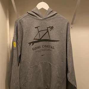 Nike Hoodie  - En extremt skön hoodie som håller en varm, kan passa för allt från träning till vanliga ärenden etc
