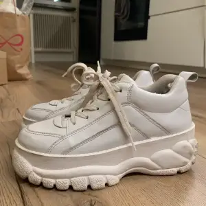 Säljer mina höga sneakers då dem inte längre kommer till användning. Ena sulan kan behöva bytas ut men inget märkvärdigt. Storlek 37.5, nypris 2000kr slutsålda på scorett 