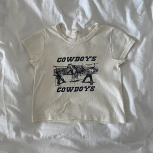 T-shirt Brandy Melville  - T-shirt från Brandy Melville. Liten passform, den är perfekt för den som gillar Baby-T looken. Jag brukar vara en strl S och det är jag på sista bilden. Väldigt bra skick, inga defekter eller spår på att den använts. Hör av dig om du har fler frågor!!