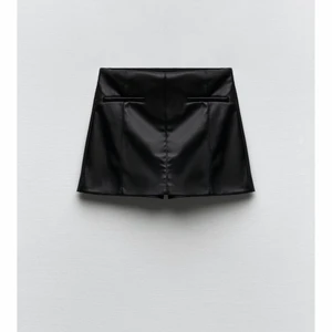 Läder shorts   - Säljer dessa skitsnygga läder shorts som inte har kommit till någon användning! De passar till allt och är perfekta nu på våren. Framifrån ser de ut som en läderkjol och bakifrån ser de ut som lädershorts. Prislapp och allt sitter fortfarande kvar☺️ skriv för mer bilder och info❤️