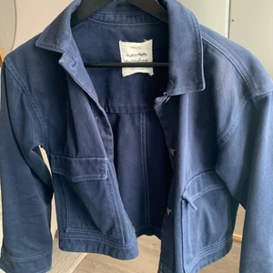 zara jacka - säljer denna jacka i blå denim med ljusa sömmar från zara. ganska tunn så perfekt till våren! jättefin till både byxor och kjol eller över en klänning tex. skriv för fler bilder 