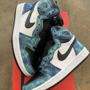 Jordans 1 tiedye hi tops - Hej! säljer nu mina kära kära KÄRA jordan 1ns, som jag fick i somras, modellen säljs för 5300 ungefär i denna storlek på restocks. De har blivit använda försiktigt, Därav att de är i väldigt bra skick. Köparen betalar frakt och skriv inte om du inte är geniunt intresserad.❤️ mer bilder kan skickas❤️