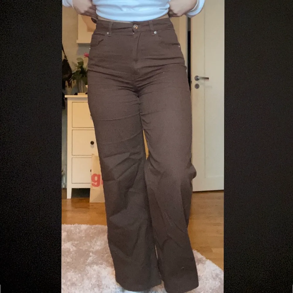 Bruna jeans i nyskick, säljer för att jag behöver ränsa jeans, har inget att klaga på, jättefina (bra rabatt vid köp av flera plagg samtidigt, hör av er i chatten!). Jeans & Byxor.