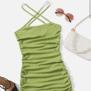 Grön stretch klänning  - Super stretchig!! ‼️‼️🦋 lagt ut MASSA nytt så in och checka min sida🦋‼️‼️ 📦Fraktar med spårbar frakt för 66 kr, får plats med många plagg i samma paket så frakten blir samma oavsett om du köper 1 plagg eller 5📦 ❇️den 12 mars doneras ALLT till välgörenhet så passa på❇️