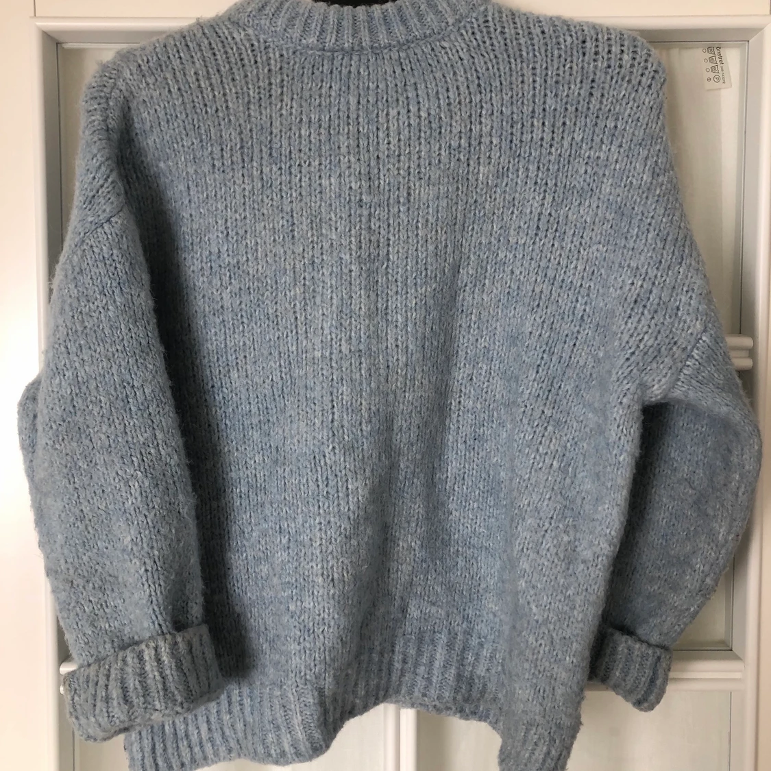 LJUSBLÅ STICKAD TRÖJA