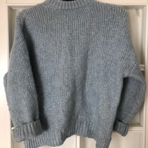 LJUSBLÅ STICKAD TRÖJA - Inte stickig, bra skick.