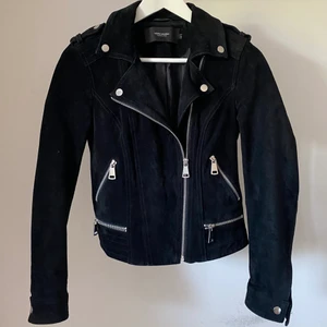 Skinn jacka - Skinnjacka från Vero Moda. Köpt för 1000kr på jeansbolaget. Mycket bra skick!! Frakten står köparen för. Bara att höra av sig vid fler frågor