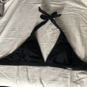 Bikiniöverdel från Panos Emporio - Svart bikiniöverdel från Panos Emporio i strl 36, aldrig använd och lappar sitter kvar. Nypris 350kr. 