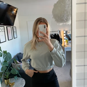 Sweater zara - Användbar grå sweatshirt ifrån zara i storlek M. Denna är mer som en S i storlek. Mudden längst ned går att vika in om man så önskar🤩