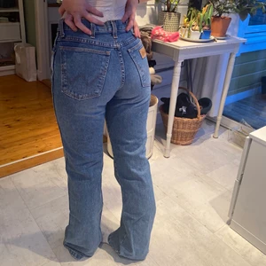 Second hand flared jeans - Utsvängda blåa jeans köpt second hand! Väldigt fint skick, och aldrig använda:) Passar nån med storlek S-M eller 25/26/27, dom är ganska långa på mig som ör 160💕 hör av er om midjeymått etc