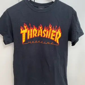 Säljer denna svarta t-shirt från Trasher. Den är använd ett fåtal ggr och är i mkt fint skick. Priset är exklusive frakt