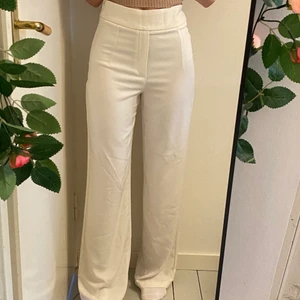 Vita byxor😍 - Super snygga vita ”kostymbyxor” som inte kommer till användning💓 Dem är lite för långa på mig som är 163 cm lång💖 säljes för 150kr + eventuell frakt 