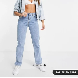 Mid raise straight leg jeans blå - I nyskick!  är 168 vem lång och har 38 i storlek, säljer dessa då dem är en aning för små för mig, skulle tro att någon som har storlek 32-26 och är under 168 skulle bära dessa perfekt. Använd tre gånger, står ej för frakt 
