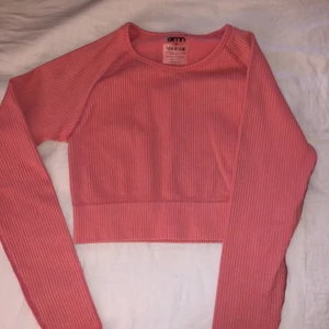 Helt ny tröja från AIM’N - Aldrig använd! Endast testad! Var för liten för mig, är M men om man inte vill ha den jätte jätte tight så skulle jag säga att den passar S och säkert XS oxå! 