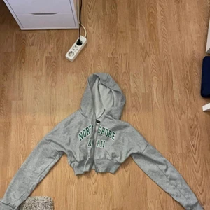 Kroppad zip hoodie  - Använd max två gånger, bra skick. Frakt tillkommer 66kr. 
