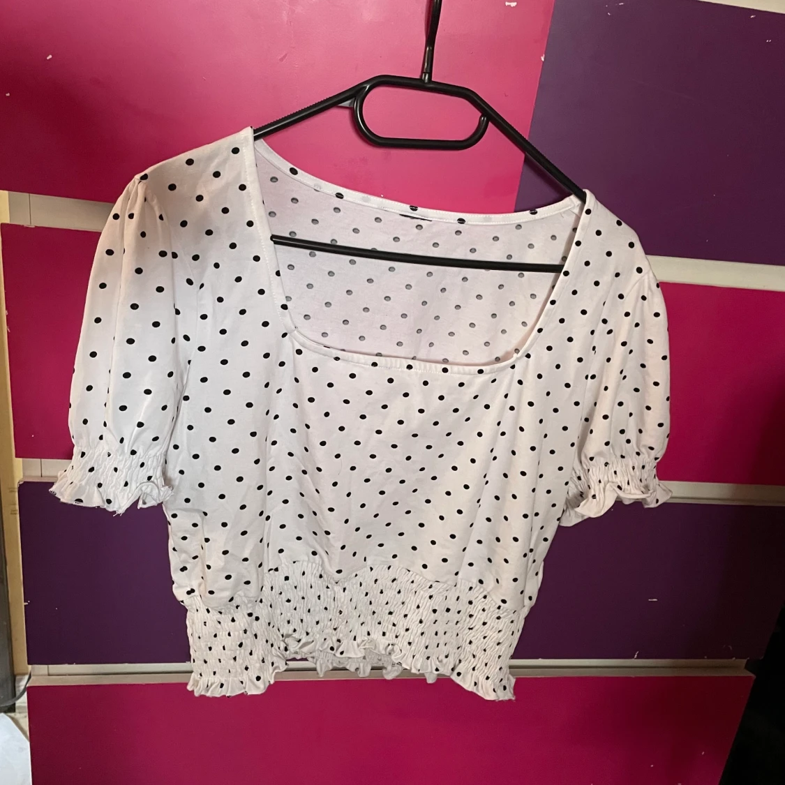Prickig croptop med puffärm - 90