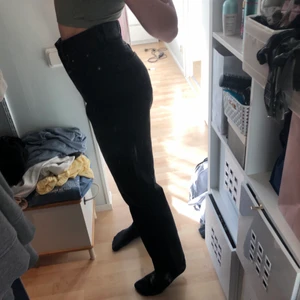Weekday Svarta Jeans - 🍄Gratis Frakt!🍄 Långa, svarta jeans från Weekday. Passar bra om man är lite längre. Nästan aldrig använda, inga fläckar. Skriv om du är intresserad! 