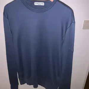 Mörkblå stone island sweatshirt, bra skick. Sportswear kollektion. Det ska INTE finnas patch till den här modellen. Pm för bilder eller pris