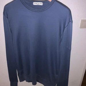 Stone island sweatshirt  - Mörkblå stone island sweatshirt, bra skick. Sportswear kollektion. Det ska INTE finnas patch till den här modellen. Pm för bilder eller pris