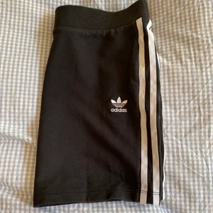 Adidas kjol - använd fåtal ggr - Adidas kjol. Knappt använd. Storlek S