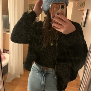 Teddy jacka i storlek M  - En svart TeddyJacka från crocket som är lite kort i armarna på mig som är 176cm. Jätte gosig och vårig🌷😀😍