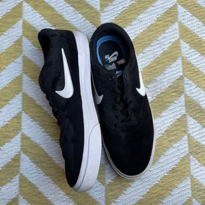 Nike skor, size 44 - Nike skor i svart mocka, otroligt fint skick. Inga avskavningar eller sådär, ser nya ut förutom innesulan (se bild). Pris kan diskuteras, måste hämtas idag PGA flytt.