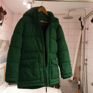 Super fin unik grön unisex vinter jacka  - En super fin unik och varmt vinter jacka som är I mycket bra skick och passar XXS- S.jackan är användade cirka 2 gånger och den matcherar med allt.Den passar till båda kön och finns fler bilder.Bud I kommenterna eller köp direct for 550+frakt.Jackan är slut såld 