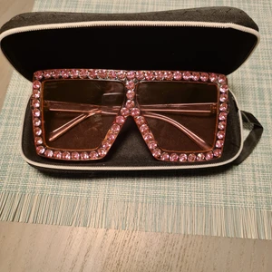 XXI strass solglasögon bling bling - Nya Helt magiska stora Xxl rosa strass solglasögon ! Nypris 150€uro, inköpta i Paris.. Bud startar från 250 kr 