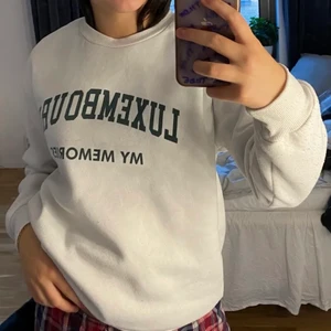 Sweatshirt från shein - Snygg sweatshirt från Shein, kommer inte ihåg vad jag köpte den för men gissar runt 100💗säljer för 50
