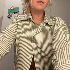 Tunn skjorta - Tunn skjorta köpt second hand för, snygg att både ha stängd och uppknäppt över något